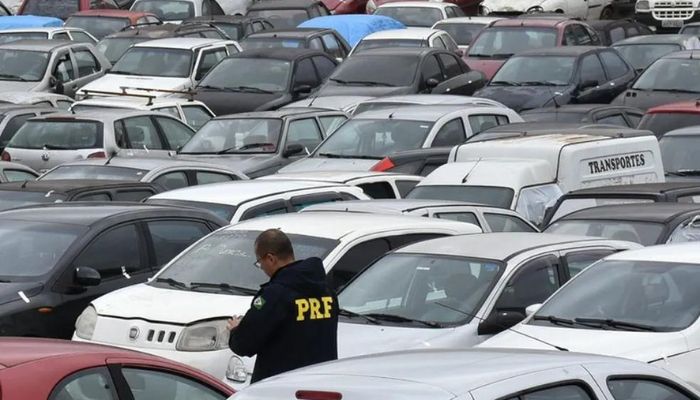 PRF faz leilão online com 140 veículos bem conservados e sucatas, com lances a partir de R$ 50; veja como participar